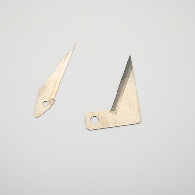 Coltello industriale per taglio di film in tessuto con lama di posizionamento a foro singolo triangolare in lega di carburo di tungsteno cementato personalizzato