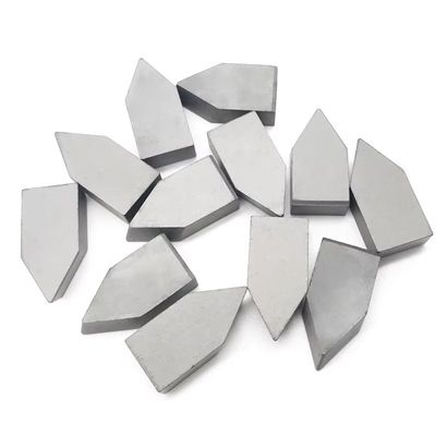 Dimensioni personalizzate Alta resistenza all'usura YG6 Lega di Carburo di Tungsteno Suggerimenti brasati per la produzione di utensili e stampi